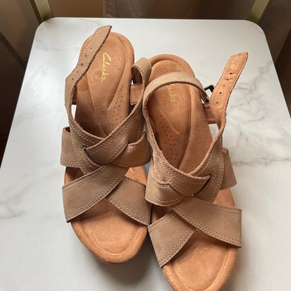 Clark’s Shoes Tan Suede Sandals dress shoe size 7.5 WIDE WIDTH like new - Picture 6 of 6